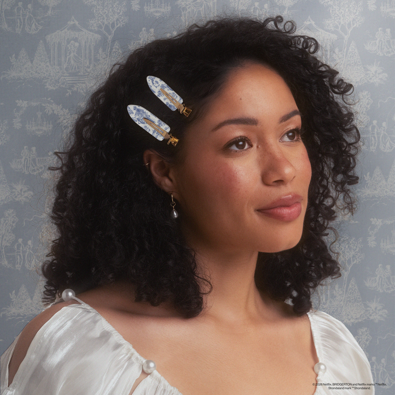 508900-BridgertonxKitsch-RecycledPlasticCreaselessClips-Set-4pc-ToileInBloom-Model-5-1280x1280px.jpg
