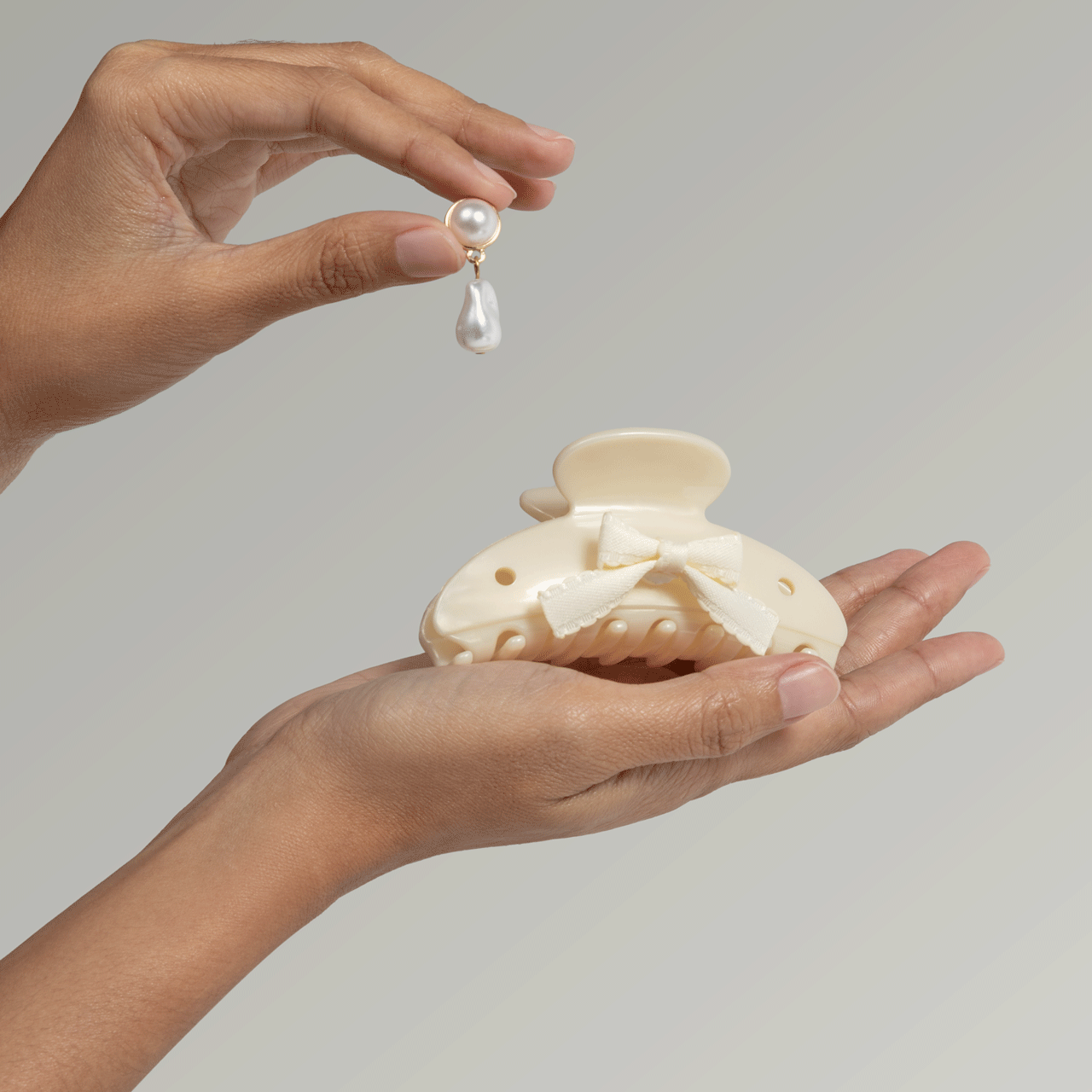 509136-KitschPopTM-CurvedClawClip7pcSet-Vintage-PearlizedCream-GIF-model-1280x1280-1.gif