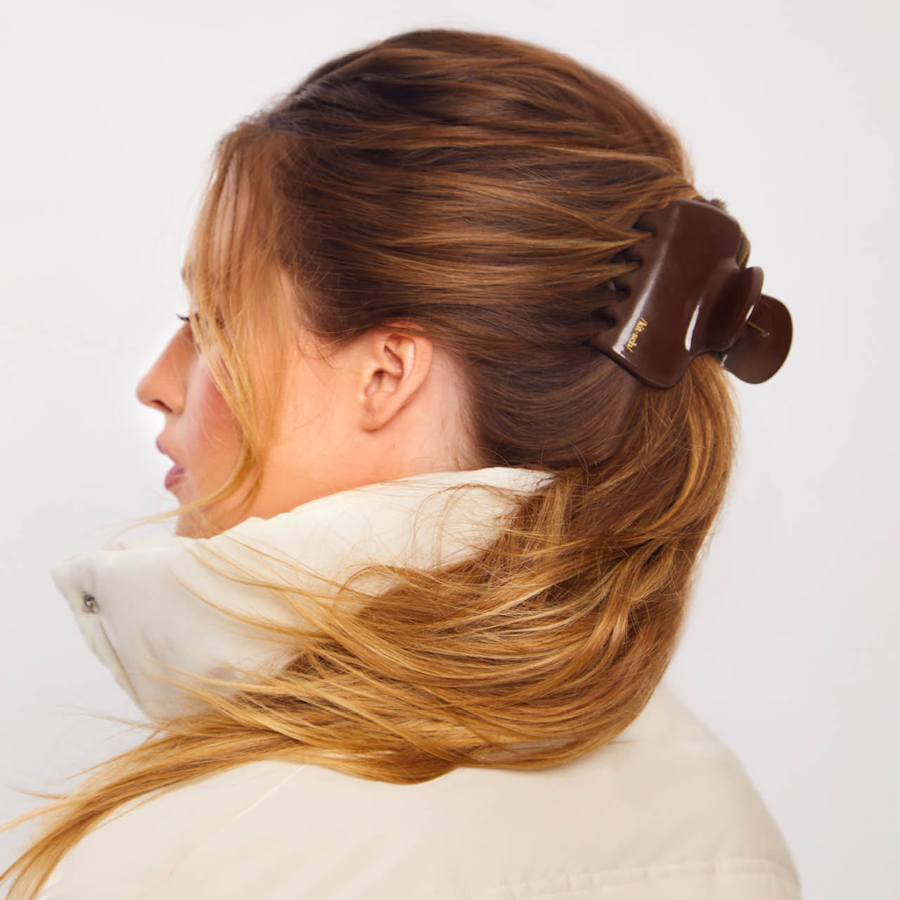 64990-RecycledPlastic-PuffyClawClip-1pc-Model-Hair-Chocolate-1280x1280px_1.jpg